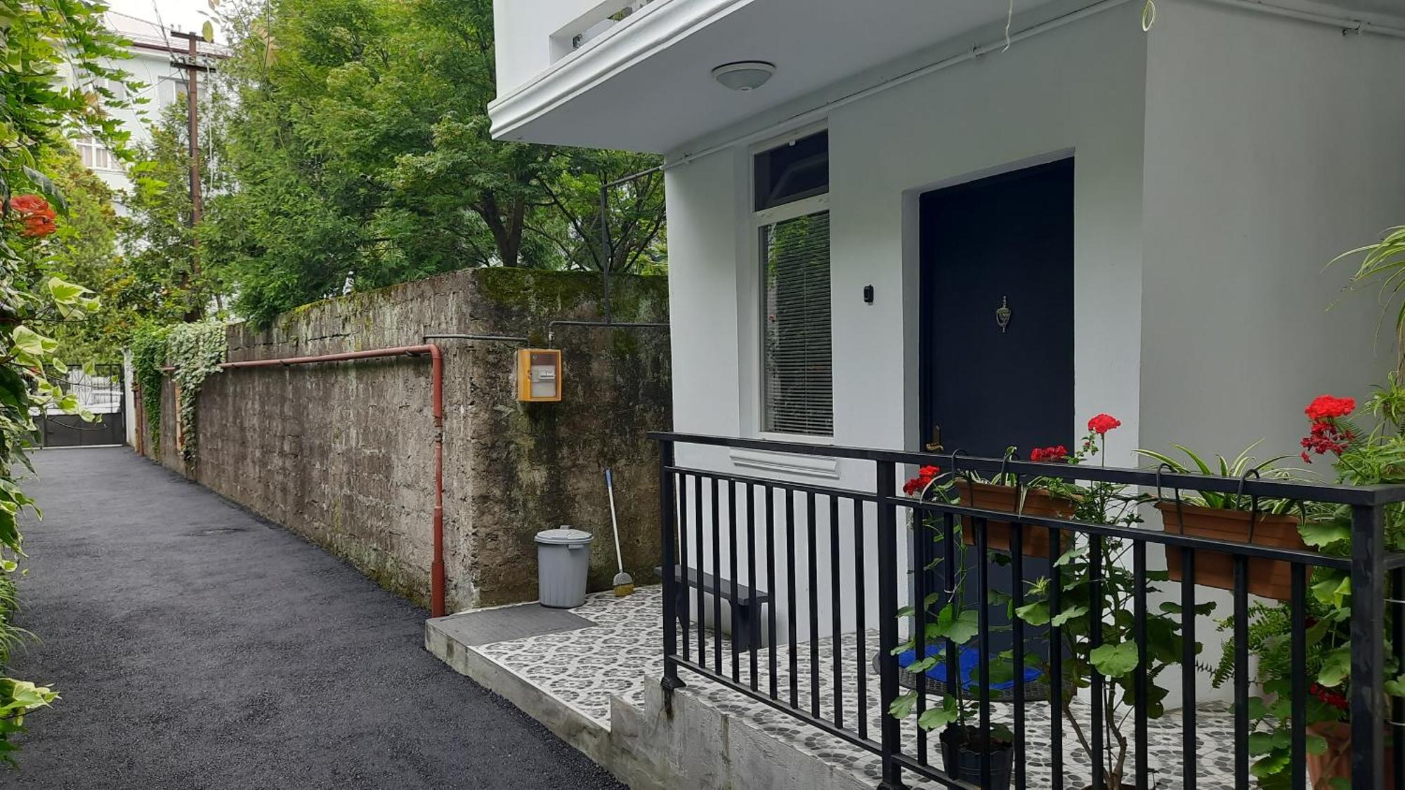 Guesthouse Next To Beach Μπατούμι Εξωτερικό φωτογραφία